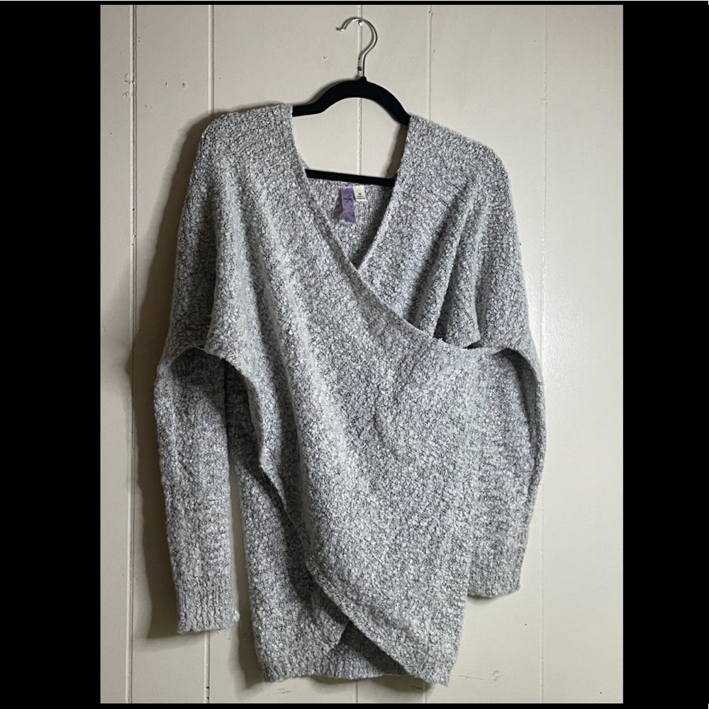 SOLD Francesca‘s alya grey sweater SZ M